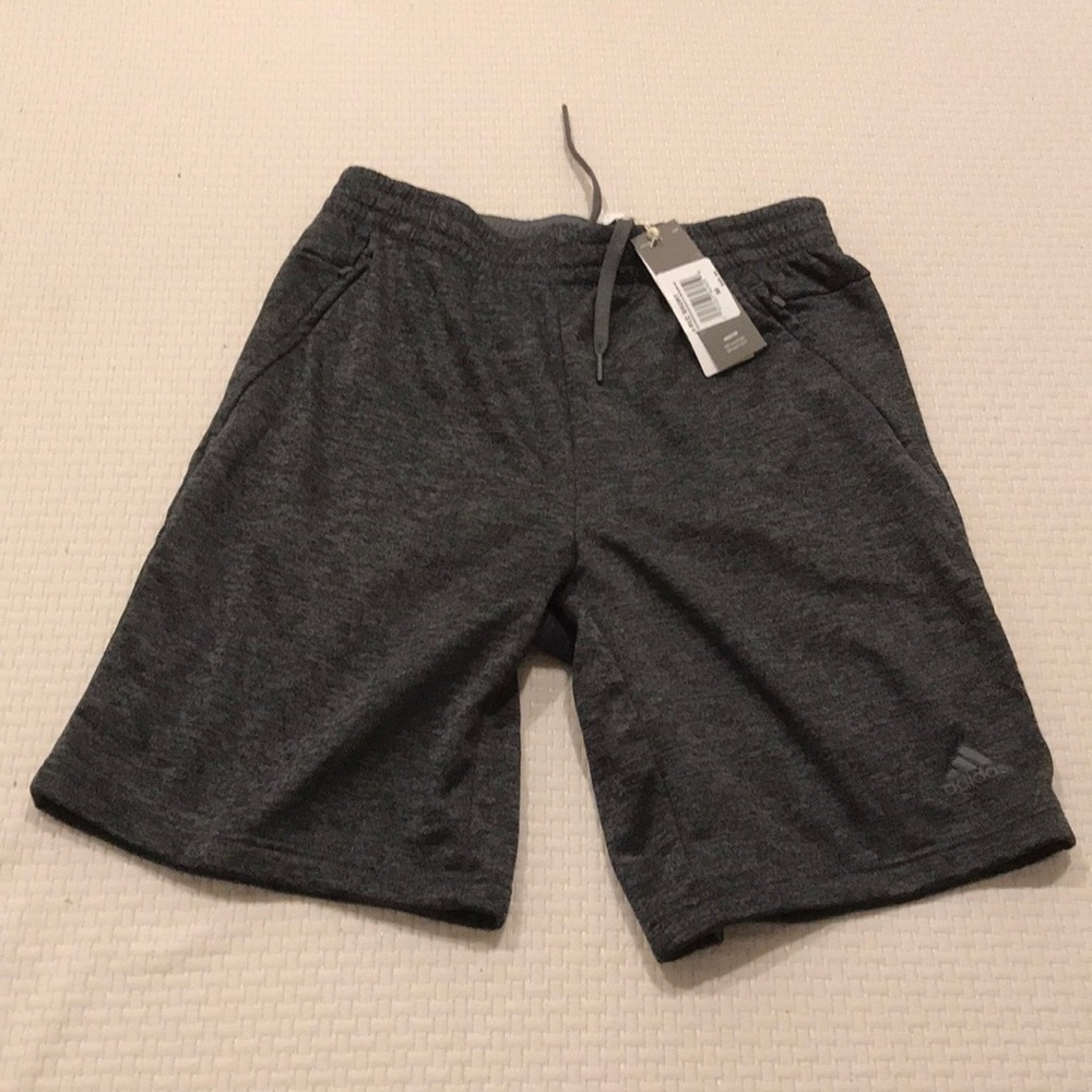 NWT MEDIUM Adidas Team Issue Shorts Mens Dark Gray